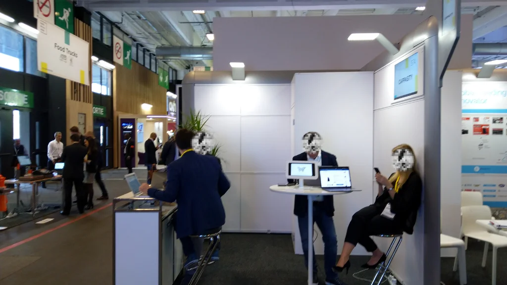 Exhibitors not engaging with visitors at Retail Week Paris, they are stuck in their phones and computers